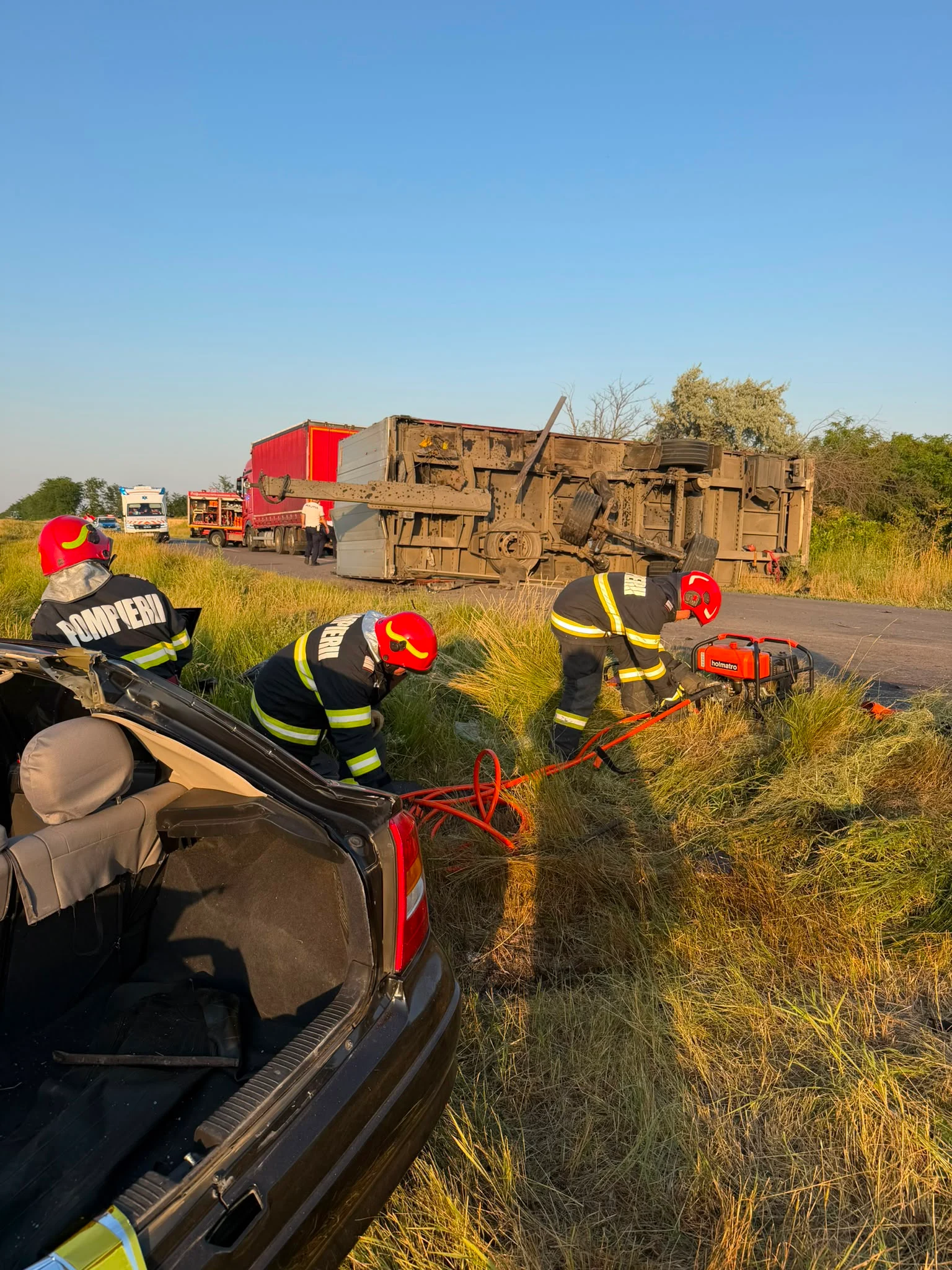 Două persoane, soț și soție, au murit după ce remorca unui camion încărcat cu colete s-a răsturnat peste mașina lor