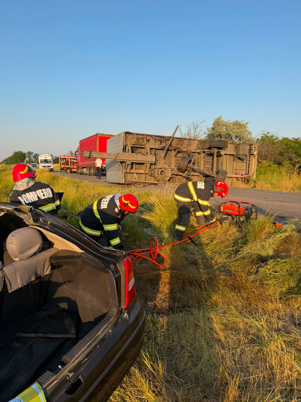 Două persoane, soț și soție, au murit după ce remorca unui camion încărcat cu colete s-a răsturnat peste mașina lor