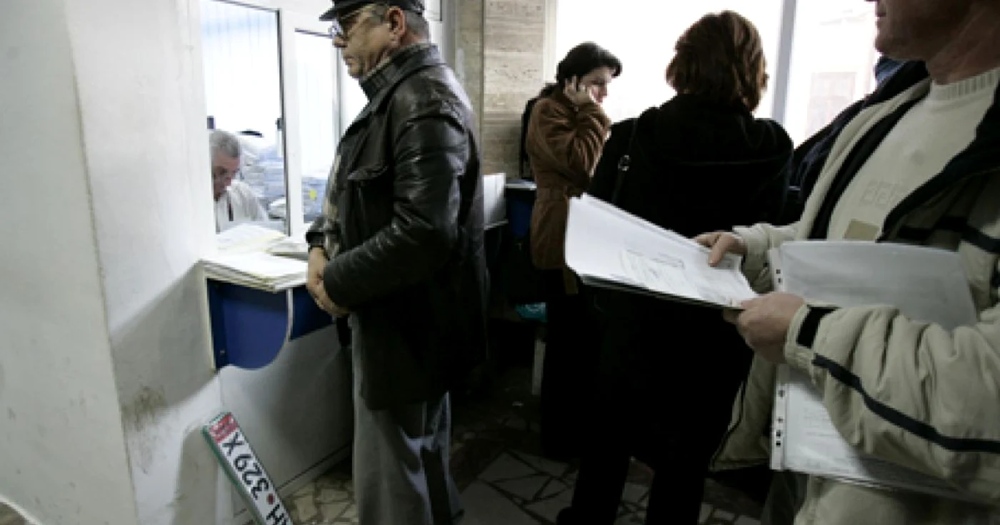 Angajaţii Serviciului de Înmatriculări lucrează la foc continuu