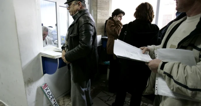 Angajaţii Serviciului de Înmatriculări lucrează la foc continuu