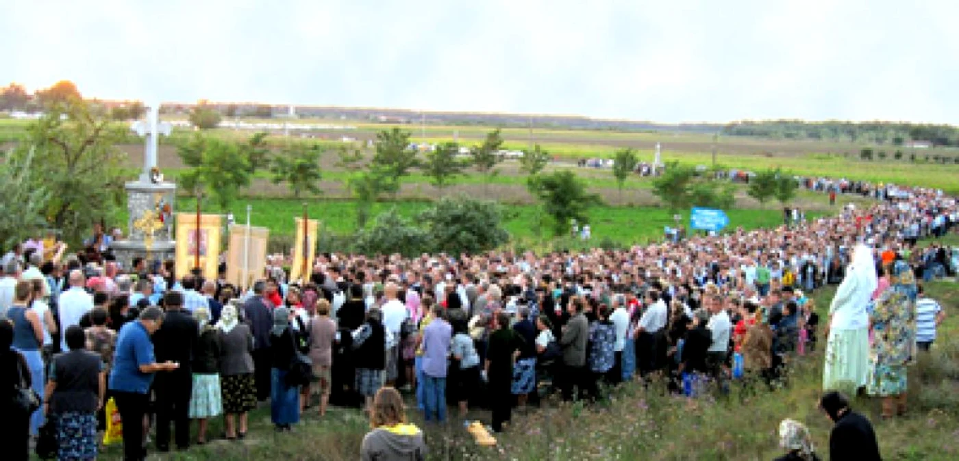 An de an mii de pelerini participă la Drumul Crucii FOTO arhivă