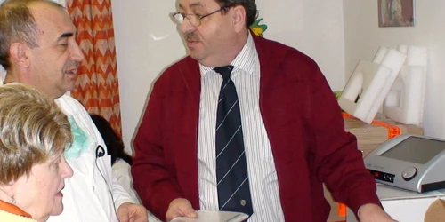 Preşedintele fundaţiei germane prezintă medicilor aparatura adusă