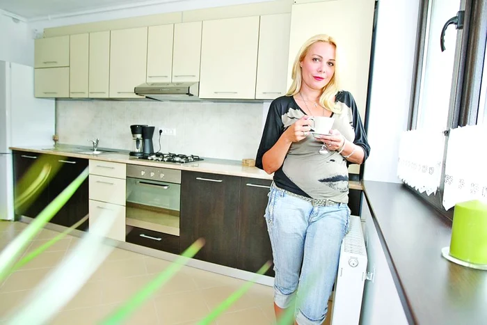 Bucătăria e mobilată simplu, dar modern