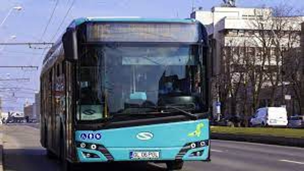 Fete de 16 ani agresate sexual și amenințate cu moartea într-un autobuz. Surprinzător, autorul a fost lăsat în libertate