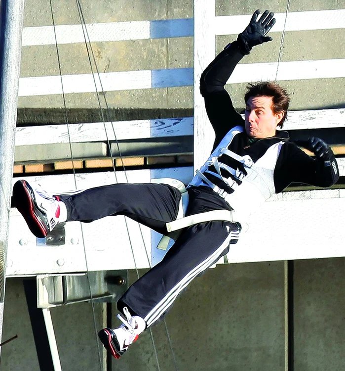 
    Scenele în care Tom Cruise se aruncă în gol de pe nişte clădiri  au fost filmate în Long Beach, California.  