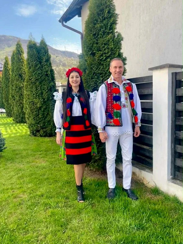 Medana și Alin Oprea filmează în aceste zile alături de alți artiști în Maramureș, la un nou reality-show foto: Facebook 