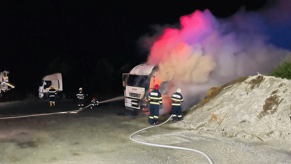 Trafic rutier deviat pe A2, la kilometrul 86, din cauza unui autocamion care a luat foc
