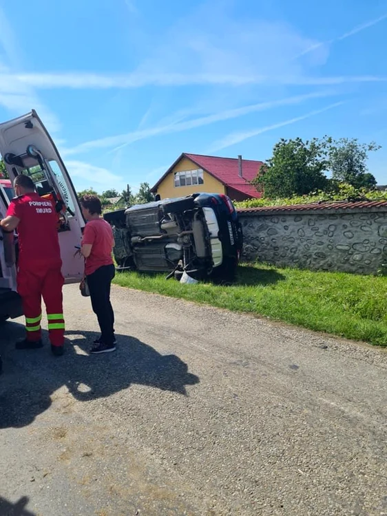 Una dintre maşini s-a răsturnat FOTO: Facebook