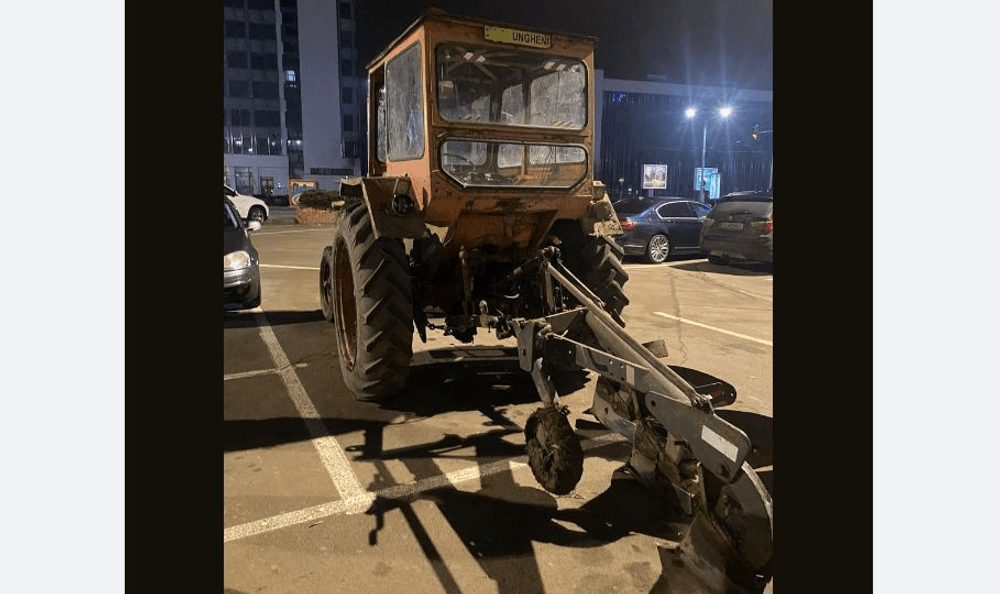 Doi bărbați beți au mers la mall cu tractorul cu plug. Cel de la volan nu avea permis