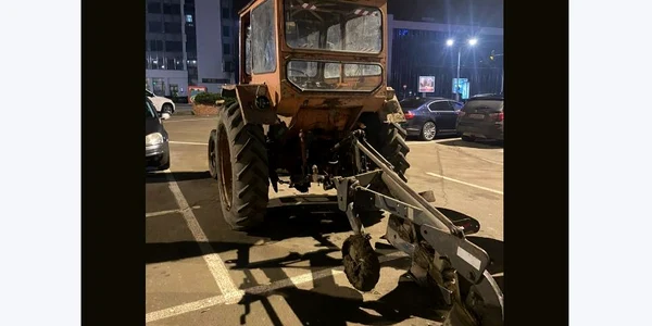 Tractor la Mall, FOTO Cristian Cojocaru Vocea Iasului jpg