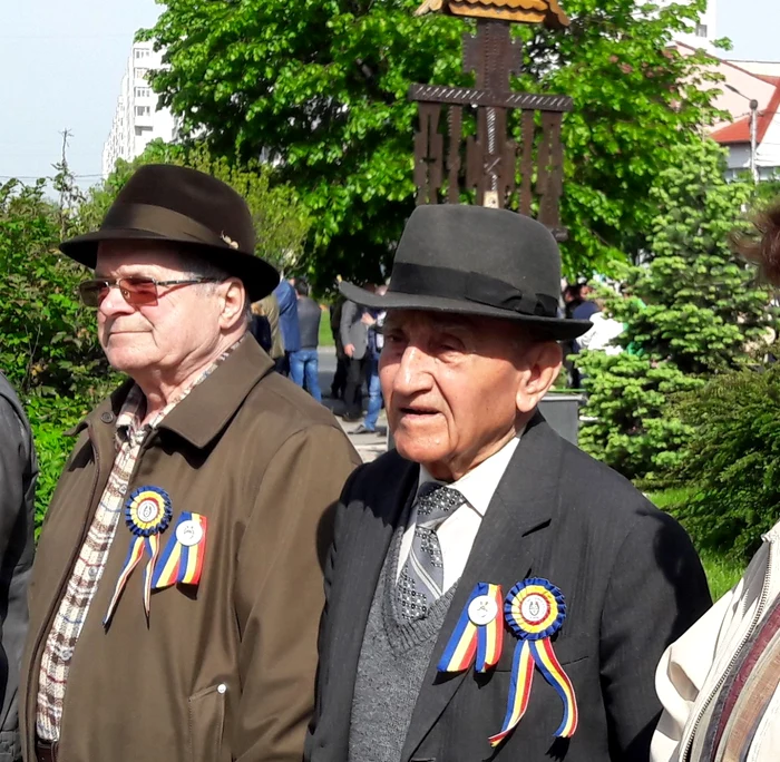 Ani la rând veteranul de război Dumitru Mateescu (dreapta) a participat alături de alţi câţiva veterani la întrunirile oficiale de la Slatina FOTO: Alina Mitran