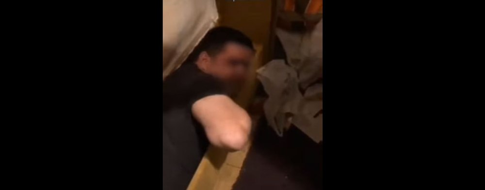 Infractor ascuns într-o canapea, să nu fie găsit de mascați. Era urmărit la nivel național VIDEO