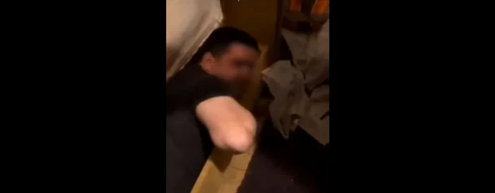 Momentul în care infractorul condamnat este scos dintr-o canapea FOTO captură video IPJ Bacău