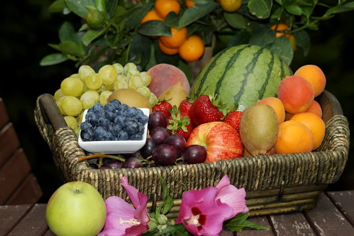 Coș cu fiferite fructe FOTO Pixabay