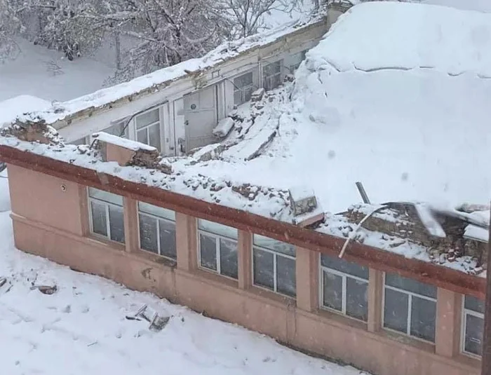 Acoperis tipografia UAIC Iaşi SURSĂ radiohit.ro