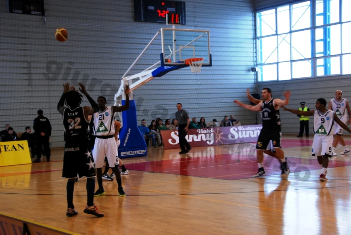 CSS Giurgiu - U Mobitelco Cluj 77-88 (foto Bogdan Vladu)