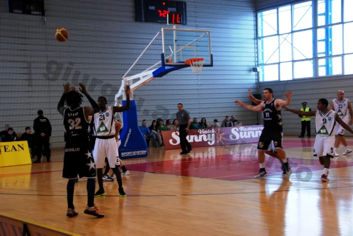 CSS Giurgiu - U Mobitelco Cluj 77-88 (foto Bogdan Vladu)