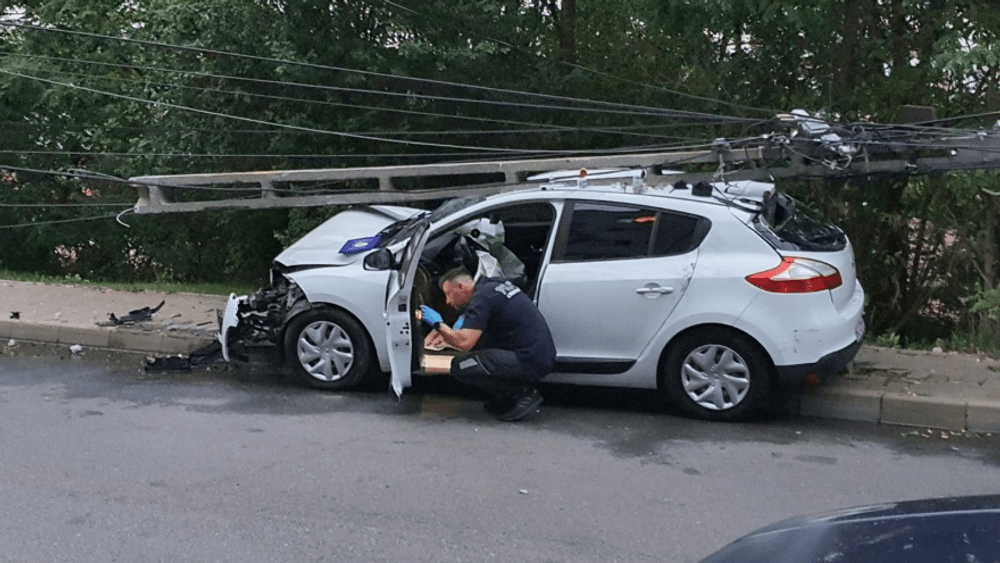Un băcăuan cu o alcoolemie de infarct a distrus cu mașina un stâlp de iluminat