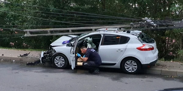 Accident stalp de iluminat FOTO ziaruldebacau ro (2) jpg