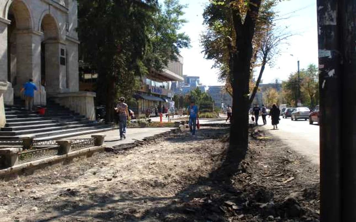Pietonii evită trotuarele distruse
