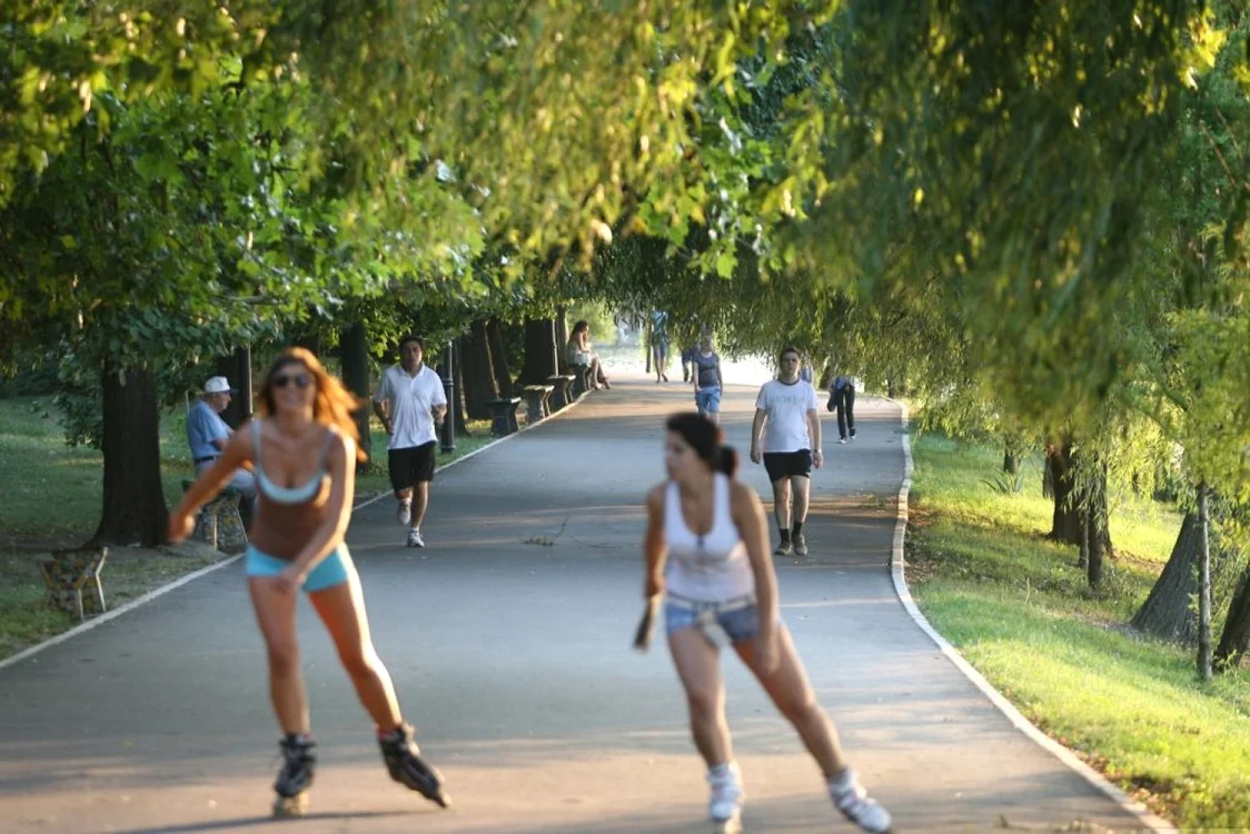 Este suficient să ieşi cu rolele sau să te plimbi într-un ritm alert prin parc de două ori pe săptămână, timp de şase luni, pentru a-ţi modifica genele îngrăşării FOTO Adevărul