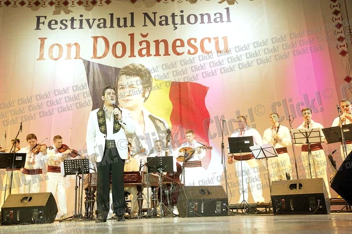 Ionuţ Dolănescu a fost acompaniat de Orchestra Doina Basarabiei, condusă de Valeriu Caşcaval (FOTOGRAFII: SEVER GHEORGHE)