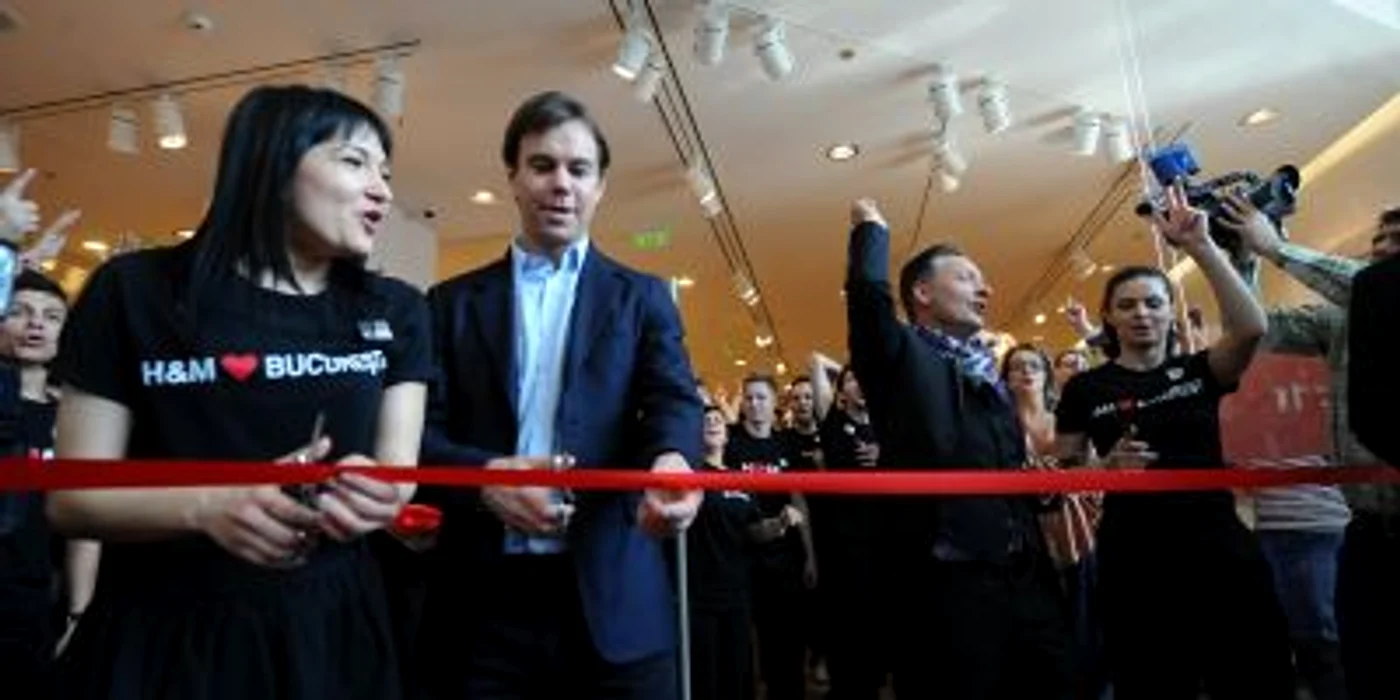 H&M va deschide magazine pe bandă rulantă în acest an / FOTO Mediafax