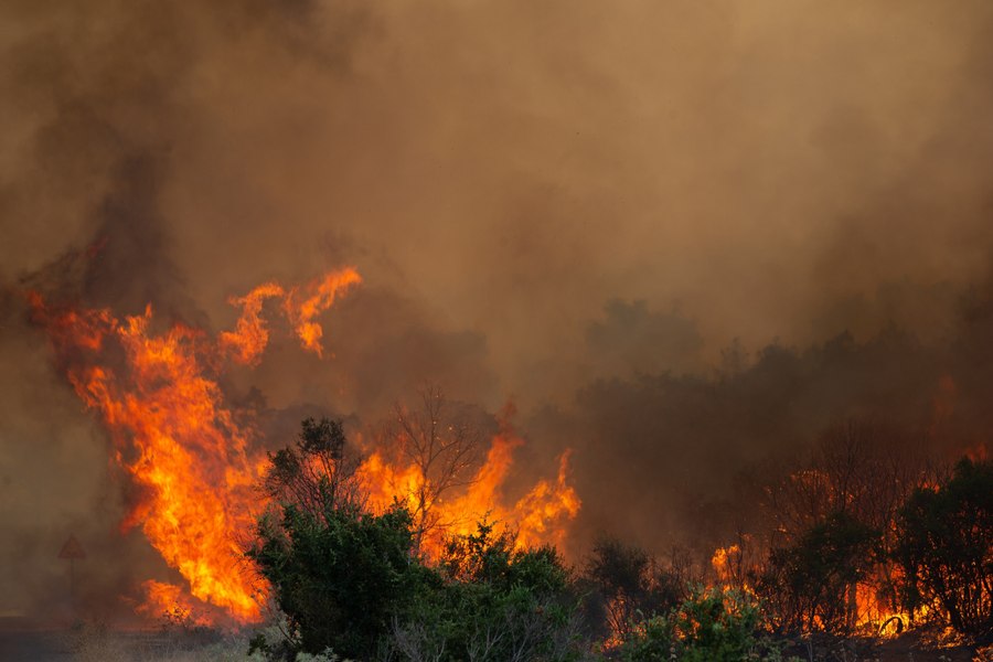 Sute de turiști, evacuați de urgență din insula Rodos, din cauza incendiilor care continuă necontrolat VIDEO