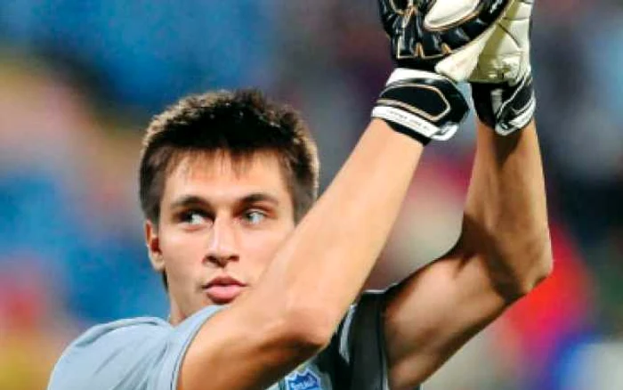 FOTBAL Tătăruşanu s-a tăiat la nas şi a fost dus la spital!