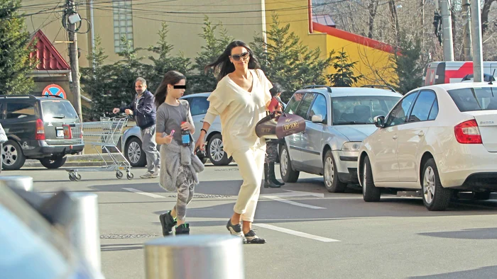 
    Lavinia şi Violeta au cumpărat un tort şi au plecat spre casă Foto: Mihai Ionescu  