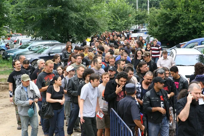 Fanii s-au adunat în număr mare la porţile Romexpo. (Foto: Cătălin Tudorică)