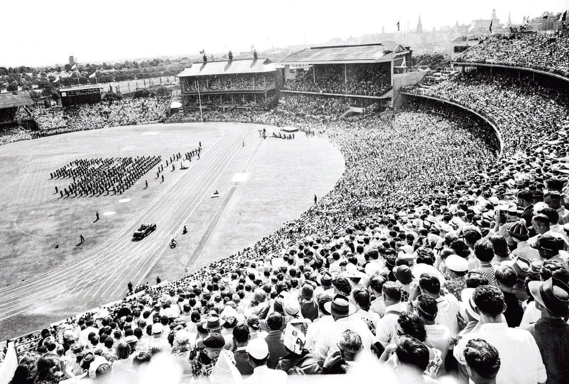 Noiembrie 1956: mii de oameni iau parte la deschiderea Jocurilor Olimpice în tribunele stadionului Melbourne Cricket Ground 