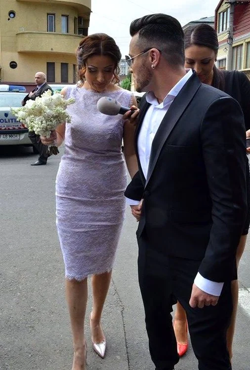
    Gabriela Cristea şi Tavi Clonda s-au cununat cuvil la Primăria sectorului 4foto: captură Kanal d   