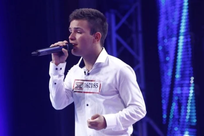 Rafaelo
nu uită că a plecat dintr-un orfelinat aşa că s-a implicat în proiectul «Dar
din Dar», organziat de liceul unde studiază. FOTO -spynews.ro