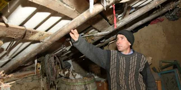 Ilie Damian, tatal lui Florin, arata grinda de care s-a spanzurat fiul lui