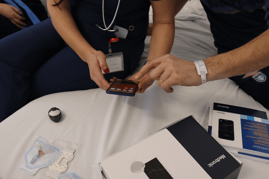 Senzori pentru diabetici, la Galați. Pacienții au primit primele dispozitive de monitorizare a glicemiei