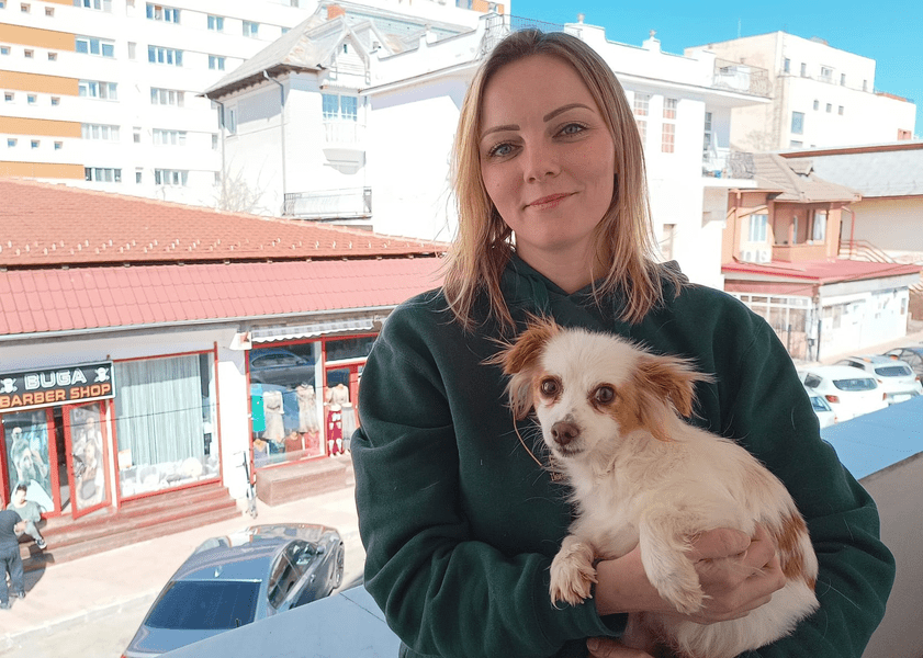 O tânără din Germania trimite bani în România pentru castrarea câinilor. Merlyn Hermann a adus în țară 50.000 euro din donații