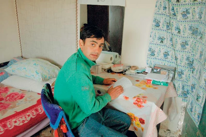 Când nu munceşte cu ziua prin sat, tânărul caută rime pentru o nouă poezie (fotografii: Cristian Franţ)