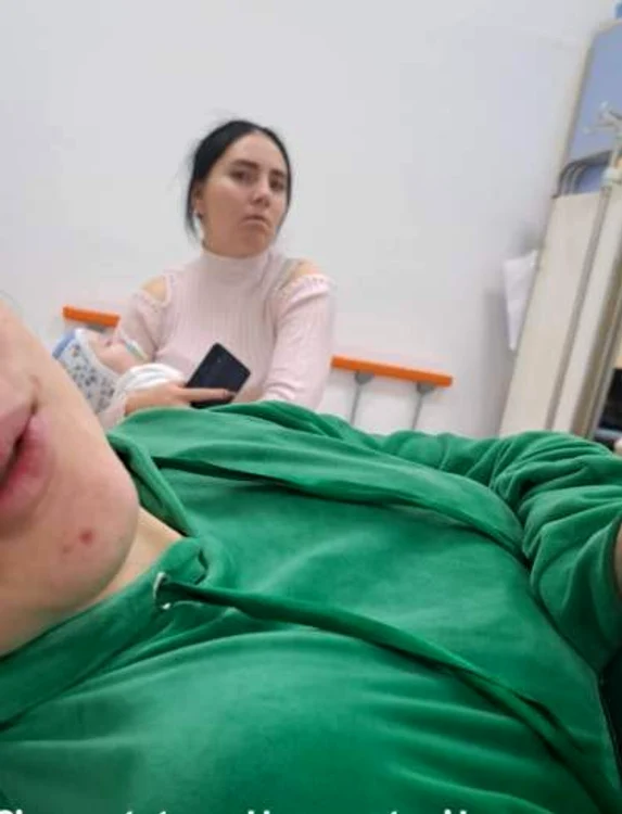 Vulpița a ajuns cu băiețelul ei la spital / Foto: Social media