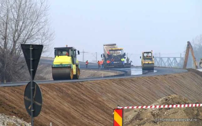 Lucrări pe şantierul autostrăzii. FOTO: Daniel Guţă. ARHIVĂ.