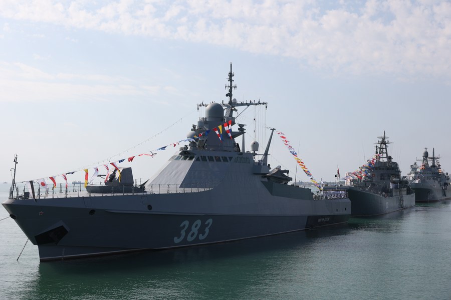 Marinari ruși răniți ar fi fost evacuați de urgență după atacul cu drone martime asupra navelor ruse din Marea Neagră