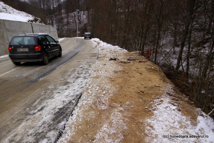 În mai multe zone riscante ale şoselei de munte lipsesc parapeţii şi au avut loc accidente. FOTO: Daniel Guţă. ADEVĂRUL.