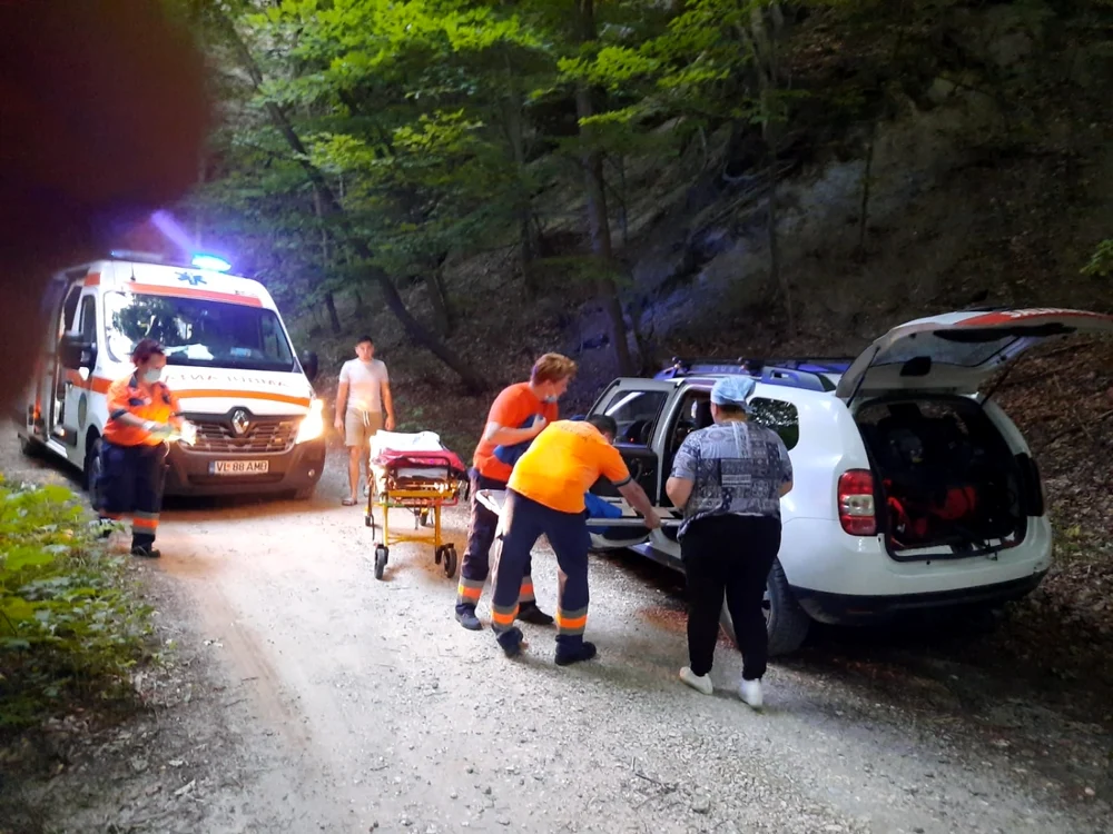 Victimele au fost preluate de echipajele medicale de pe ambulanţe 