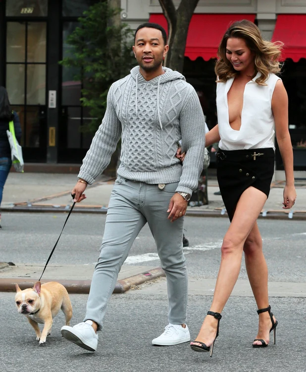 Chrissy Teigen a pozat împreună cu soţul celebru şi căţelul cuplului