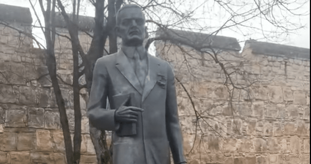 Statuia lui Iuliu Maniu, repusă pe soclu. Primarul Emil Boc și-a cerut scuze