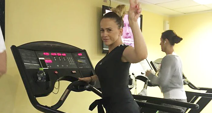 
    Anda Adam s-a decis  să dea jos cele 15 kg  acumulate în timpul  sarcinii. Înainte să  pornească banda  de alergare, ea ne-a  avertizat că va alerga  40 de minute  