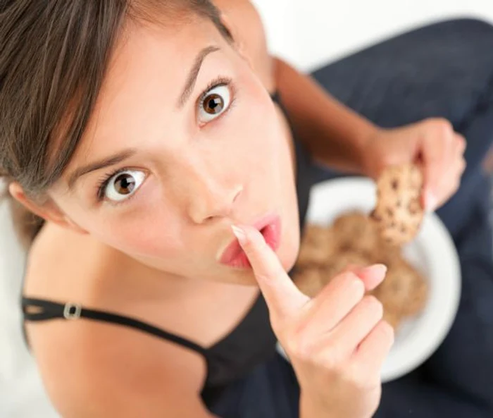 Cafeaua cu lapte și zahăr poate conține în jur de 180 de calorii și poate ajunge până la 330-400 de calorii dacă mai conține și frișcă sau alte arome.www.clicksanatate.ro