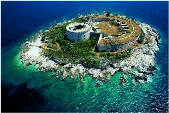 Peisajul din zonă contrastează cu ororile care aveau loc, aici, în timpul celui de-Al Doilea Război Mondial