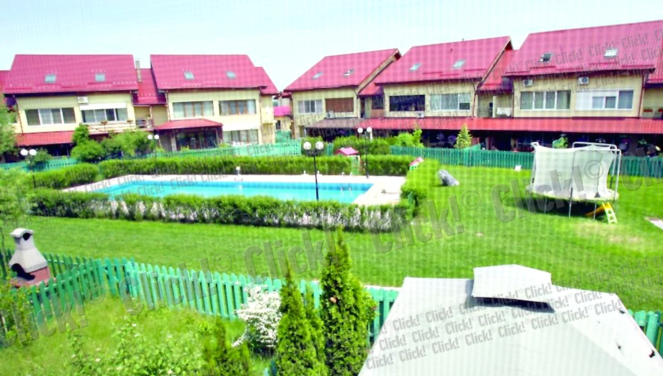 În zilele însorite, afaceristul se  relaxează afară,  la bazin