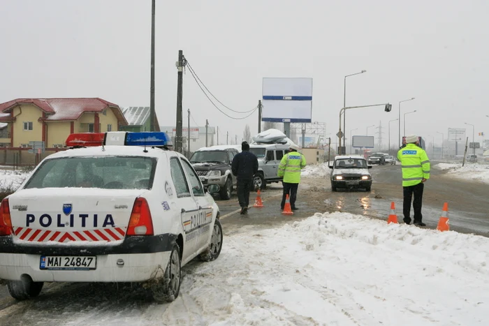 
    Pe o porțiune din Autostrada Soarelui ninge abundentfoto: Click!  